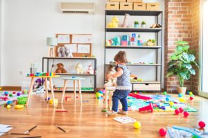 Ein kleines Kind läuft durch ein Kinderzimmer mit Spielzeugen