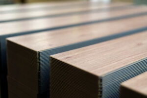 Mehrere Ceramin Dielen in Holzoptik liegen aufeinander